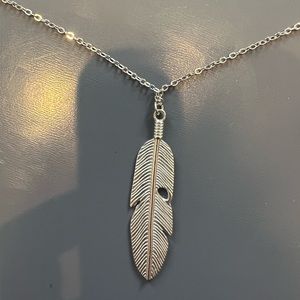 Feather pendant necklace